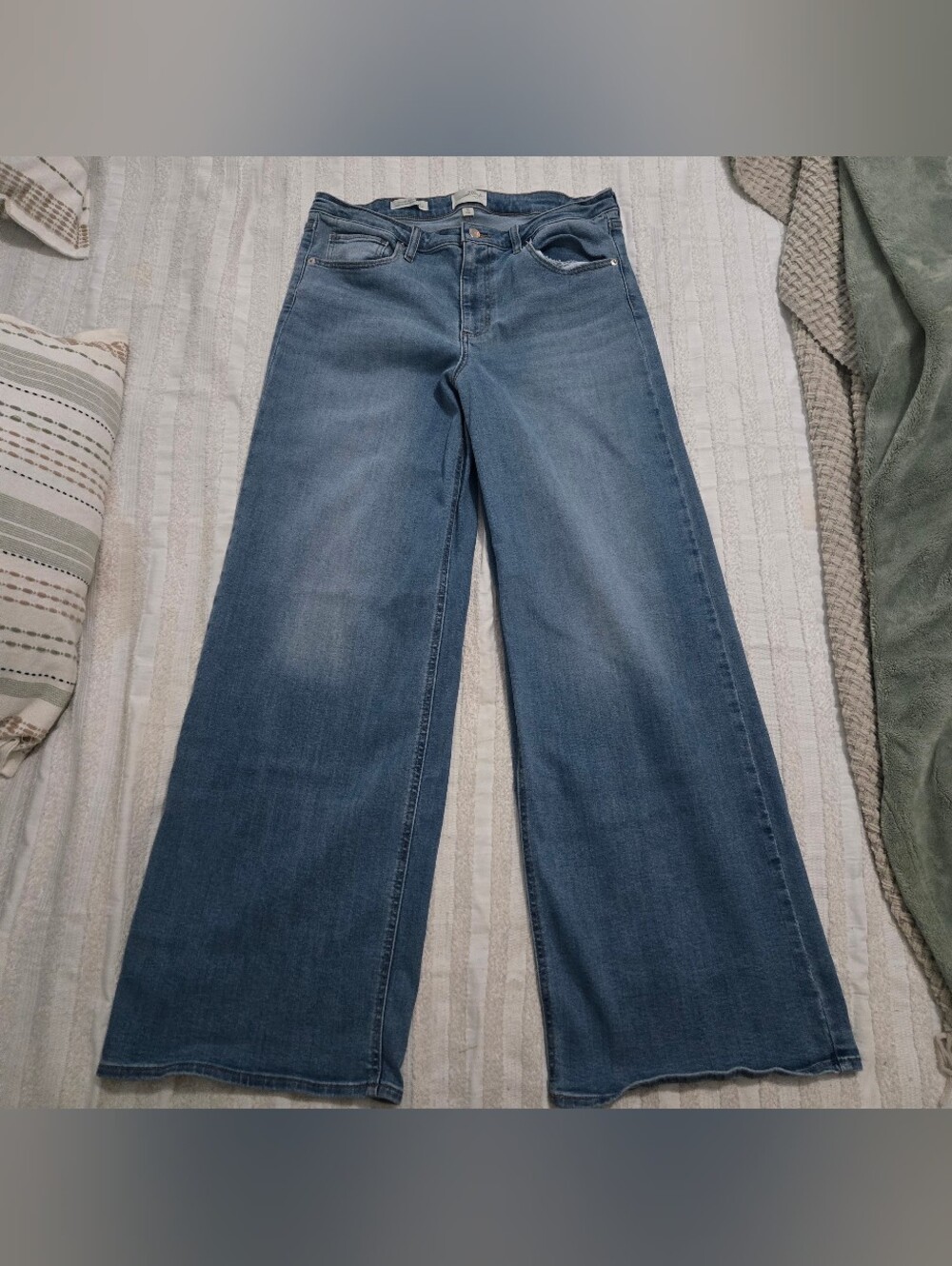 Universal Thread - High Waist Wide Leg Women's Jeans in Medium Blue